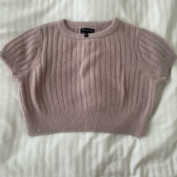 EUC Kendall & Kylie Dream Girl Fuzzy Cropped Sweater Sz XS - Picture 3 of 10